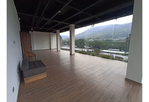 Se Arrienda Local Comercial Nuevo En Copacabana.