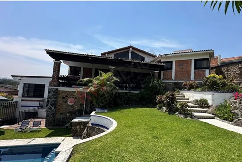 Casa En Esquina Con Acceso A Dos Calles, Alberca Y Vista Panorámica En Las Brisas, Temixco, Morelos