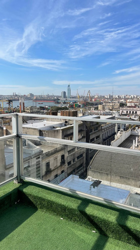 Oficina En Venta, En La Ciudad Vieja, Sobre La Calle Misiones - Con Una Terraza Increible De 40m2 Con Vista Despejada Y Mucho Sol.