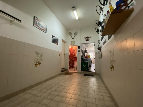 Venta Casa 5 Ambientes Con Patio Y Cochera Cubierta En Villa Del Parque
