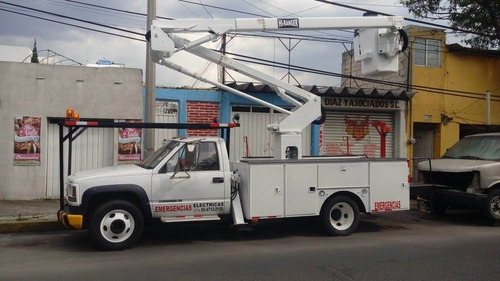 Imagen 1 de 10 de Renta De Gruas Con Canastilla Telescopica Y Articuladas