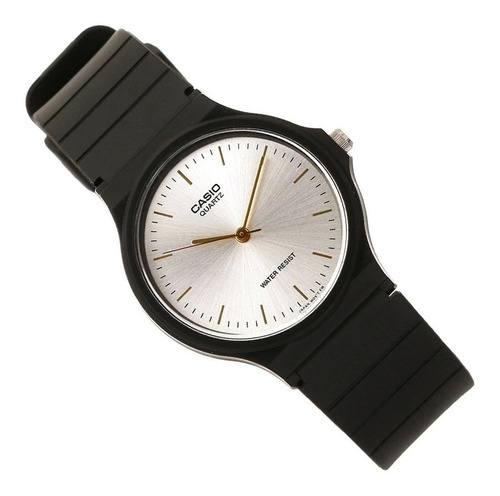 Reloj pulsera Casio Collection MQ-24 de cuerpo color negro, analógico, fondo blanco, con correa de resina color negro, agujas color dorado, dial dorado, minutero/segundero dorado, bisel color negro y hebilla simple