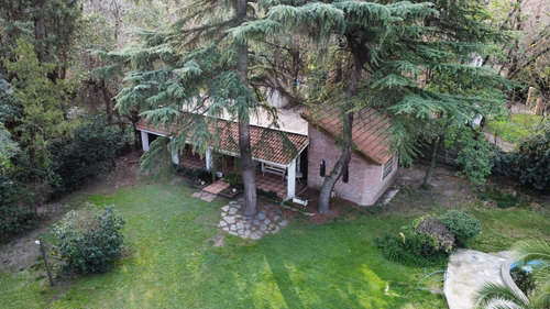 Casa En Venta - 3 Dormitorios 1 Baño - Cochera - 1.417mts2 - Parque Leloir, Ituizangó