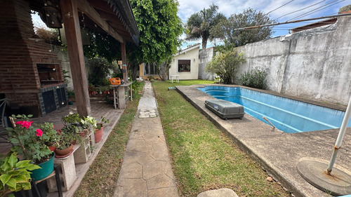 Casa En Venta De 4 Dormitorios C/ Cochera En El Palomar