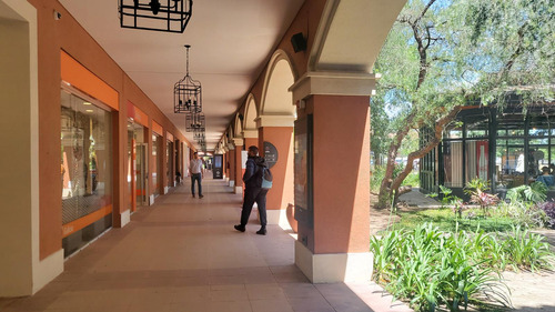 Local Comercial De 63 M2 En Excelente Ubicación En Pueblo Caamaño -pilar