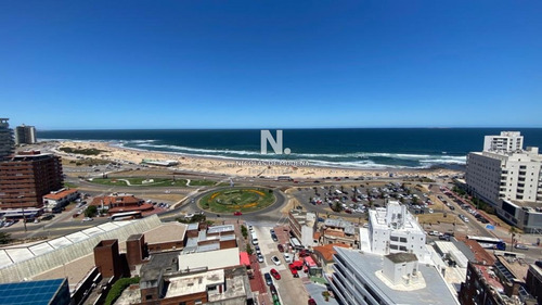 Departamento Con Muy Buena Vista En Punta Del Este- Ref: 3326