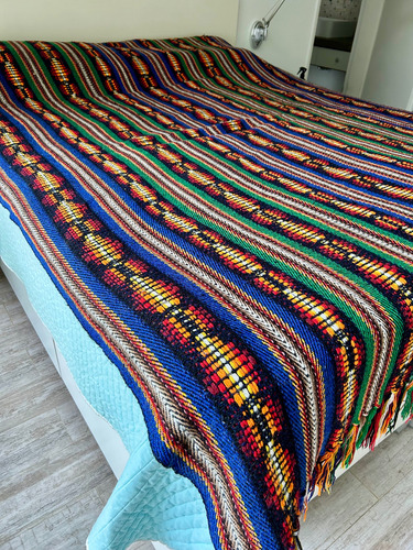 Manta 2 Plazas Tejida Cubre Cama Tejido Multicolor Colorido Guardas (Usado)