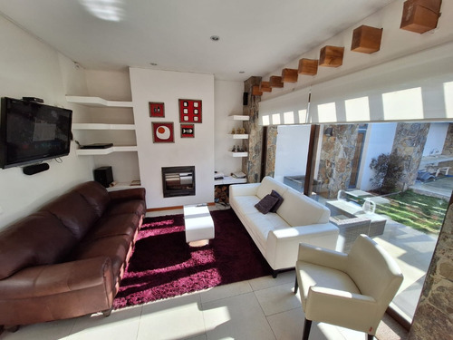 Moderna Casa En Lomas De Montemar, Concón