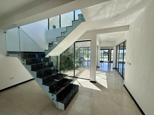 Venta Casa San Sebastián Área 7 - 6 Ambientes A La Laguna