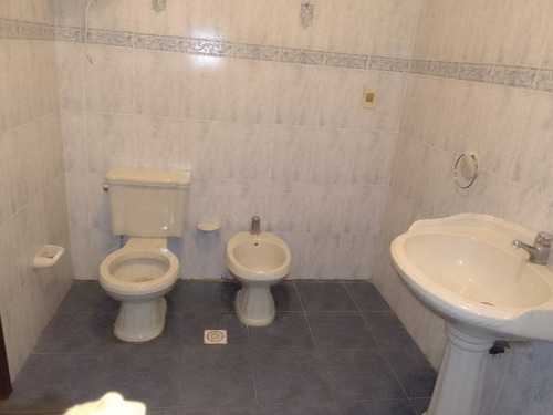 Casa Esquina, Amplia Y Luminosa, En La Mejor Calle De Punta Gorda, Padrón Ùnico Con Dos Entradas Independientes, Una Por La Calle Palmas Y Ombúes Y La Otra Entrada Por Grito De Gloria