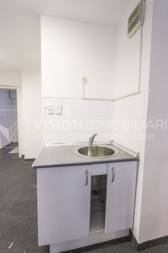 Imagen 6 de 25 de Alquiler De Oficina Doble, 5to Piso Al Frente, 60m2, Dos Entradas, Dos Baños, Sala De Reuniones De Uso Común, Plaza Independencia Esq Juncal, Entre El Centro Y La Ciudad Vieja