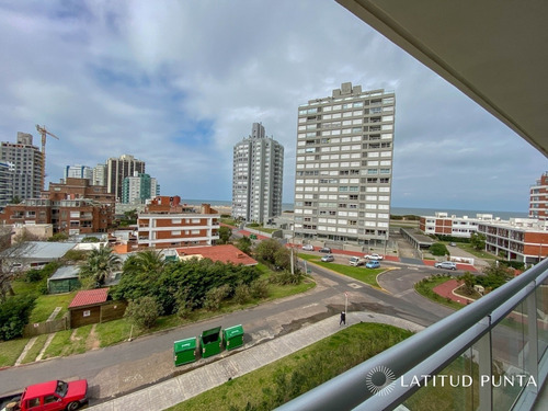 Amplio Apartamento En Brava- Ref: 24