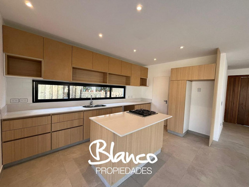 Casa En Venta En Santo Tomás, Pilar, G.b.a. Zona Norte