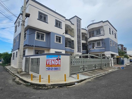 Se Vende Edificio De 3 Niveles En Sfm, Urb. Toribio Piantini