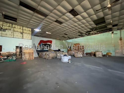 Excelente Galpón Con Locales Y Terreno En Venta En El Centro De Maracay Listo Para Comenzar A Operar En Su Negocio Nela 25-14082