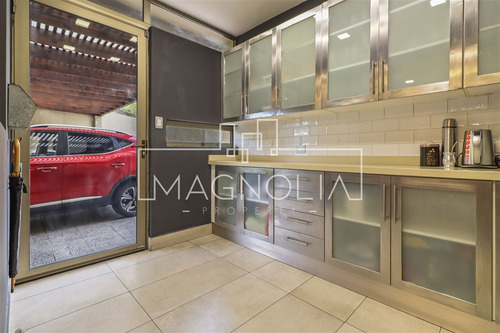 Casa En Venta De 6 Dorm. En Las Condes