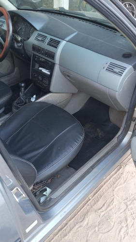 Imagem 4 de 6 de Volkswagen Saveiro 2001 1.8 2p