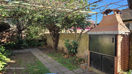 Venta Casa 2 Ambientes 1 Dormitorio En Caseros, Jardín Parrilla