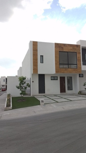 Casa En San Isidro Juriquilla En Esquina Con Terreno Exceden