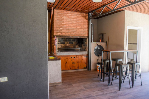 Venta ! Casa Con Pileta En Barrio Las Acequias