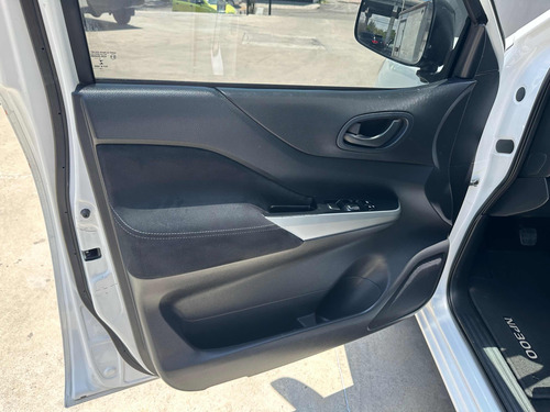 Nissan NP300 2.4 Doble Cabina Se Aa Pack Seg Mt