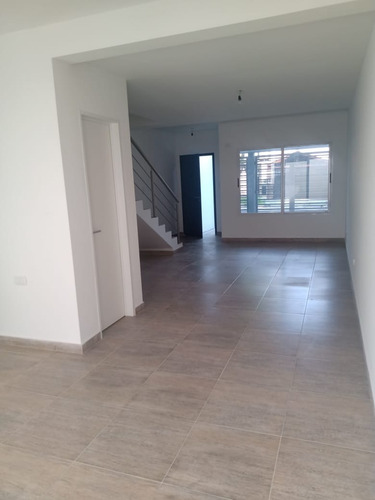 Triplex De 5 Ambientes A Estrenar Ubicado En El Barrio De Florida Oeste