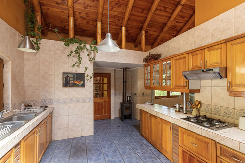 Casa Chilena Venta De 6 Dorm., 5.200mts2, Piscina, En Colina