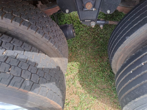Atego 2425 3-eixos Leito Baú