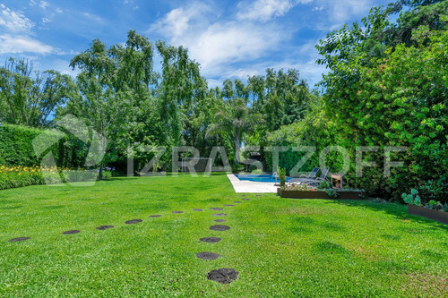 Impecable Casa En Barrio La Masia, Pilar