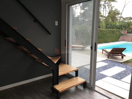 Casa En Alquiler De Verano En Punta Del Este, Zona Playa Mansa Con Parrillero Y Piscina, 5 Dormitorios