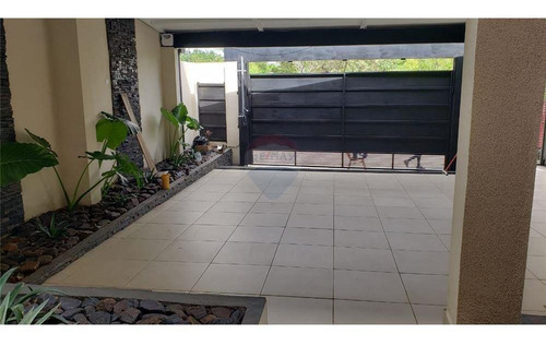 Vendo Lujosa Casa Con Piscina, A Pasos Del Circuito Comercial De Encarnación.