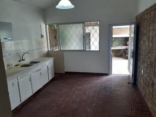 Dueño Vende Chalet Esquina Con Doble Pared De Ladrillo Visto Y Techo De Tejas A 2 Aguas. Es Ph.