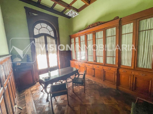 Imagen 9 de 14 de Casona Casa Mansión Amueblada De 811 M2 Con 690 M2 Interiores Para Sede De Empresa Cowork Hotel Ciudad Vieja Montevideo. Planta Principal De 212 M2 Totalmente Reciclada Y Actualmente En Uso. Reciclaje