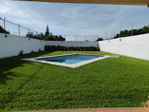 Casa En Venta En Fracc. Brisas De Cuautla De Un Nivel Con Alberca.