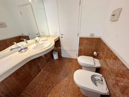 Apartamento En Venta En Primera Linea De Brava De 3 Dormitorios Edificio Arenas Blancas, Punta Del Este.