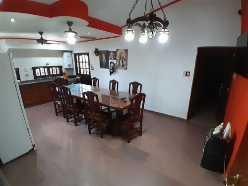 Casa En Esquina Con Doble Terreno