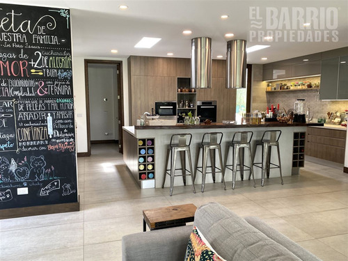 Casa En Venta De 4 Dorm. En Colina