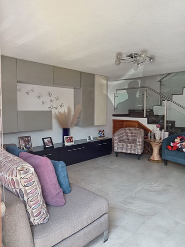 Casa Remodelada En Condominio En Venta En Circuito Pintores, Cd. Satélite!!