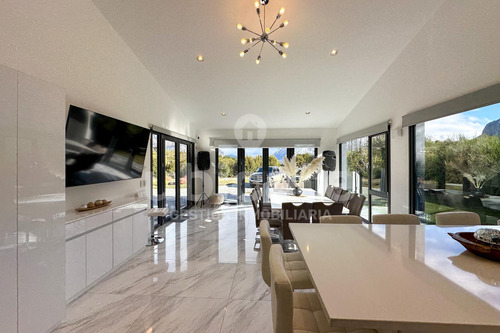Importante Casa Moderna De Una Planta En Arelauquen Con Vistas A La Montaña