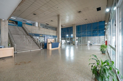 LG Vendo Local Comercial, El Concesionario De Carros Más Grande De Caracas, Ubicado En Santa Rosalía Av. Roosevelt