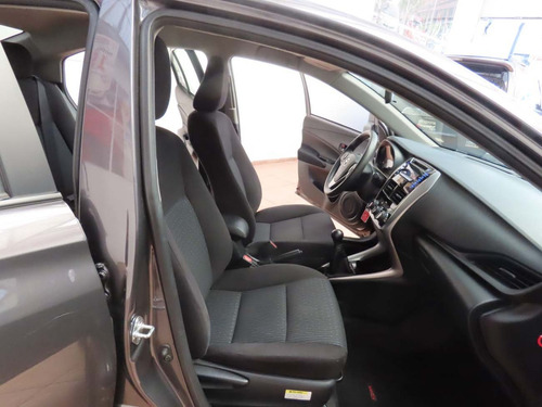Imagen 7 de 9 de Toyota Yaris Sd Core Mt 2019 Gris Metalico