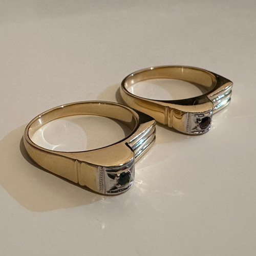 Par De Anéis Em Ouro 18k,um Com Esmeralda E Outro Comrubi. (Usado)