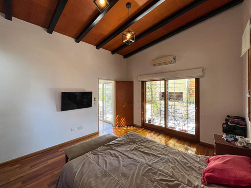 Casa De 2 Dormitorios Comodin Con Cocheras, Patio, Terraza