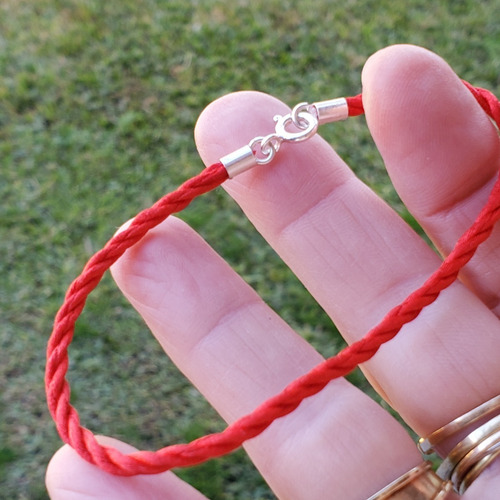 Imagen 2 de 6 de Pulsera Plata Hilo Seda Rojo Con Terminales De Plata