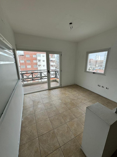 Alquiler Comercial Amplias Oficinas Con Balcon - Zona Plaza Mitre