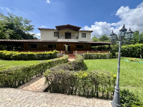 Finca Exclusiva En San Jerónimo Con Piscina Y Amplios Espacios