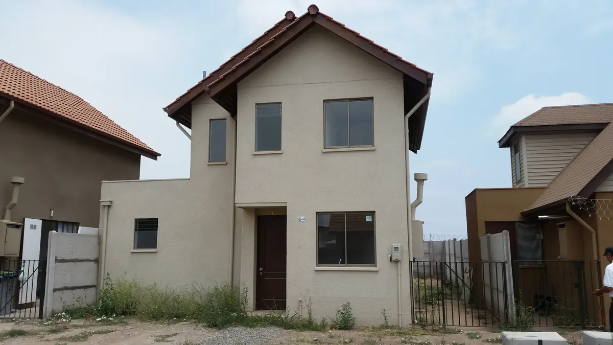 Imagen 1 de 6 de Casa Aislada En Alto Casares Iii, Completamente Solida