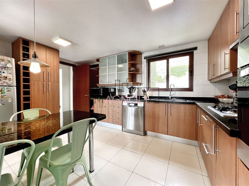 Casa En Venta De 5 Dorm. En Las Condes