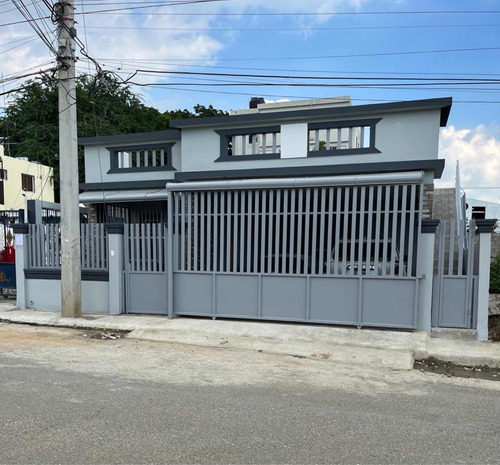 Hermosa Casa En Urbanización Jardines Del Rey