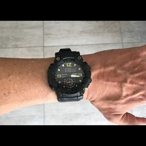Reloj de pulsera Skmei 1637 de cuerpo color negro, analógico-digital, para hombre, fondo negro, con correa de poliuretano color negro, agujas color verde y negro y blanco, dial amarillo y blanco, subesferas color negro, minutero/segundero blanco, bisel color negro, luz verde y hebilla doble